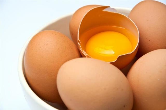 人造土鸡蛋遭曝光，靠着色剂就能让蛋黄颜色变靓，有人却还在买